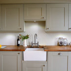 Astini Belfast 100 1.0 Bowl White Ceramic Kitchen Sink with Plug Waste