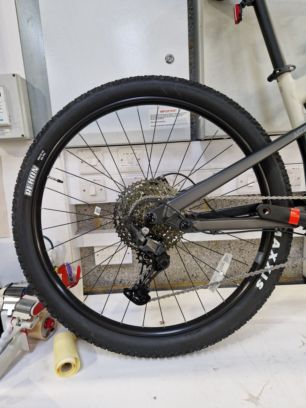 Boardman MTR 8.8 Unisex Full Suspension 29in Mountain Bike Small Cream/Black