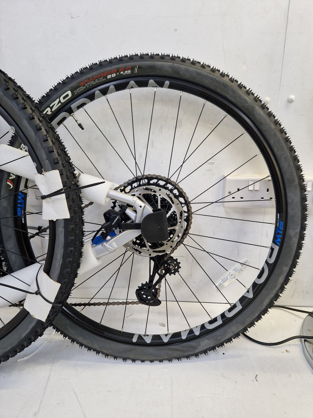 Boardman MHT 8.8 Hardtail 11-Gears Dic Brake Mountain Bike - Small - Silver 