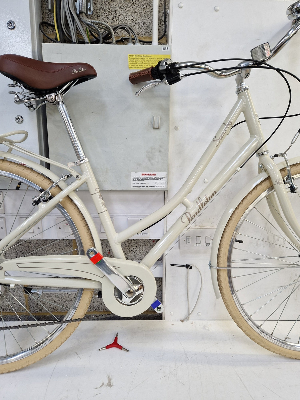 Pendleton Somerby 7-Speed 700c Women's Hybrid Bike - Bone - Small Light Grey
