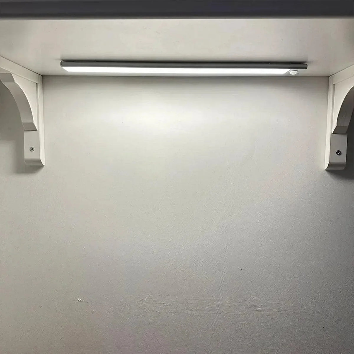 LED Blade 40.5cm Battery Powered Under Cabinet Light | Ledison