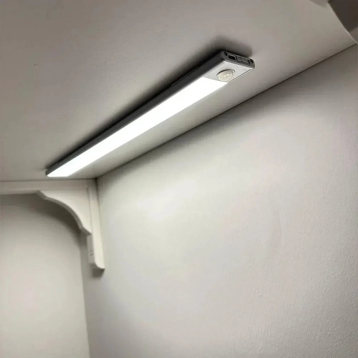 LED Blade 40.5cm Battery Powered Under Cabinet Light | Ledison